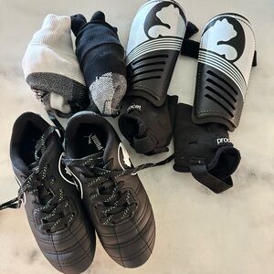 ⚽️ Toddler Puma ProCat size 11 soccer Cleats, socks and shinguards! ⚽️ EUC!